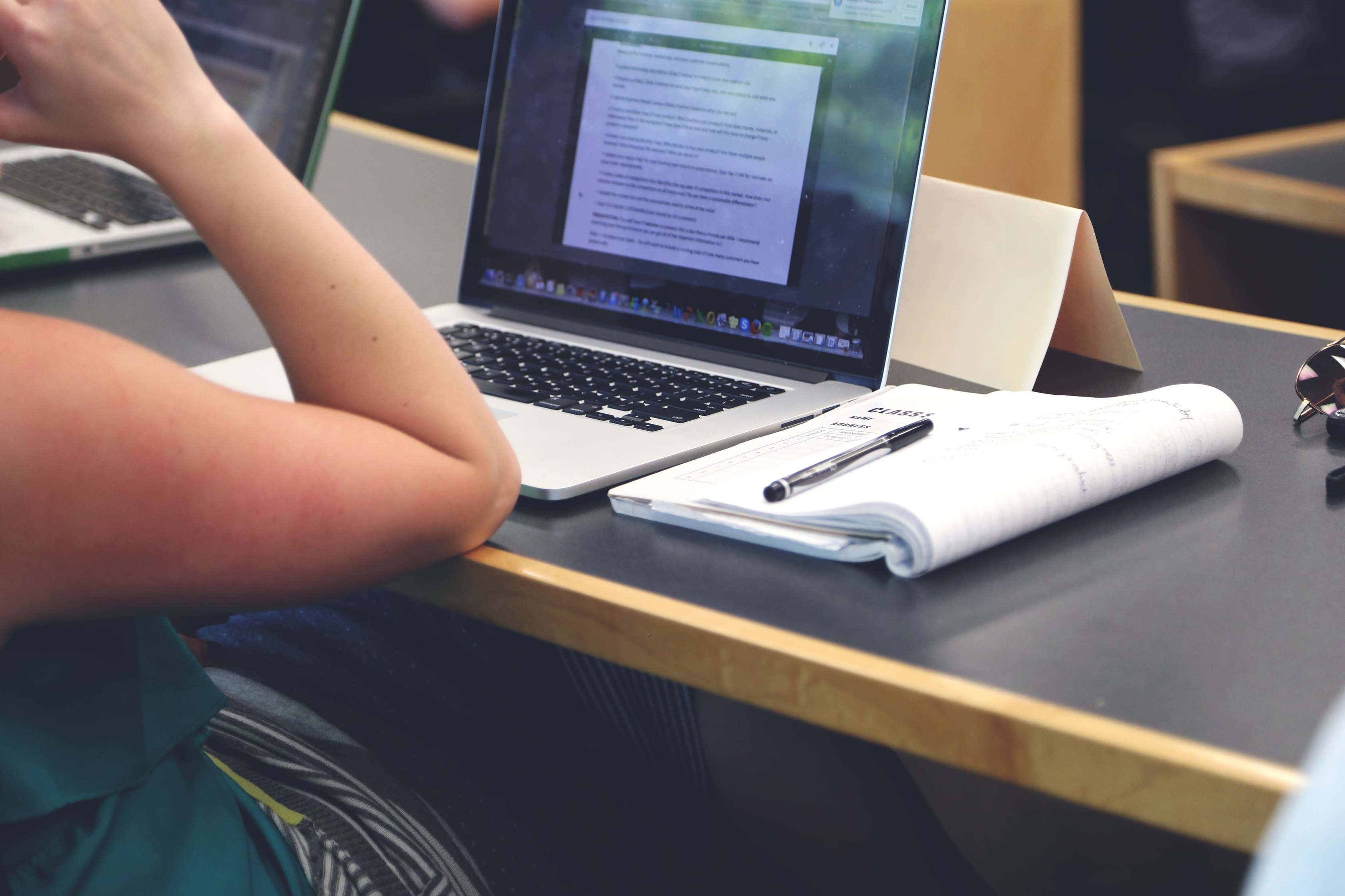 Weiterbildungsraum mit Laptops auf Tischen, student classroom laptop notebook