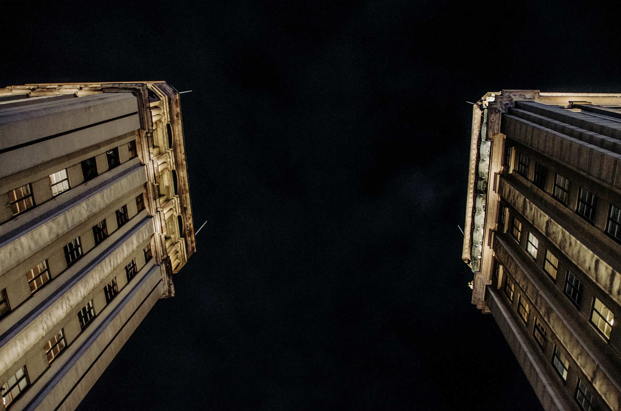 Abendliche Stadtansicht mit beleuchteten Gebäuden, building facade night lights